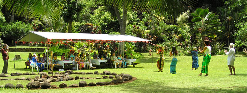 Hula_and_Receptionguests.jpg